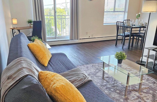 Glenview West Apt w Patio - Near Downtown