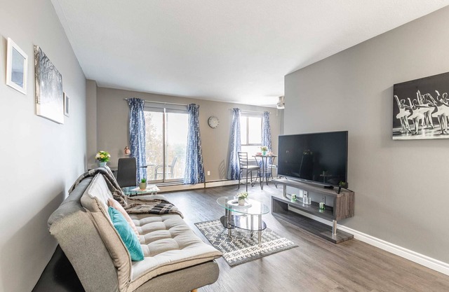 Glenview West Apt with Patio - Near Downtown!