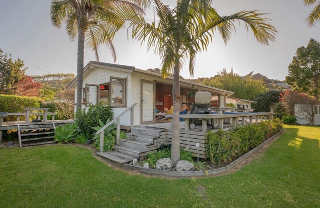 Glo's Place - Hahei Holiday Home