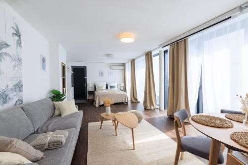 Global Living - Design Apartment I Rathausplatz I Beamer I AC I Kitchen I Augsburg