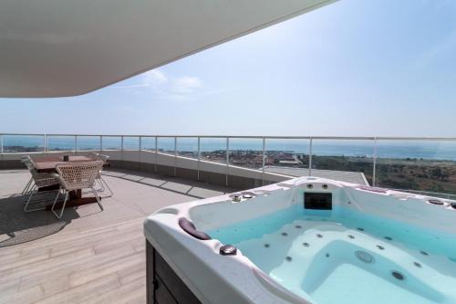 Global Properties, Nuevo apartamento con piscina privada y terraza con vistas al mar