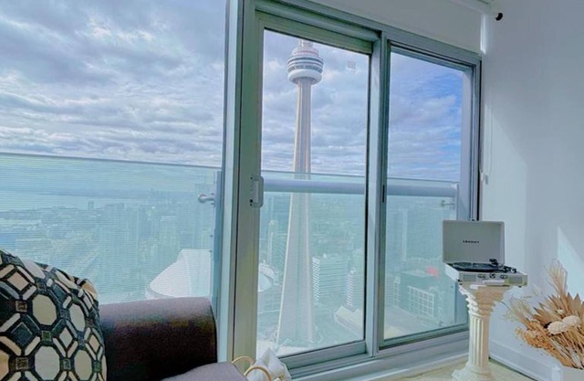 GLOBALSTAY. Maple Leaf Square
