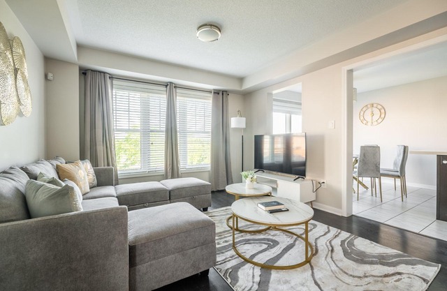 GLOBALSTAY. Modern 3 Bedroom House in Brampton. BBQ, parking.