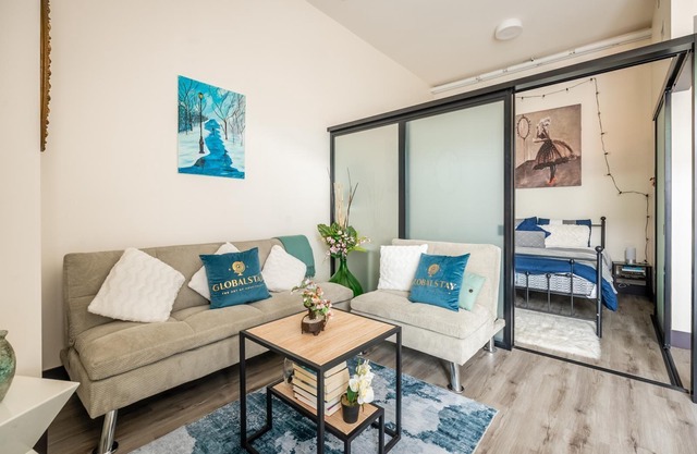 GLOBALSTAY. Modern Light 1BD Apt in DT Hamilton. Free Parking