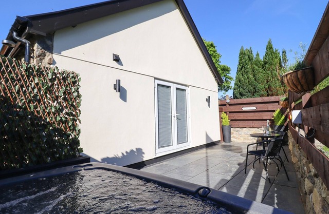 GLYNDWR, romantic, with hot tub in Betws-Y-Coed
