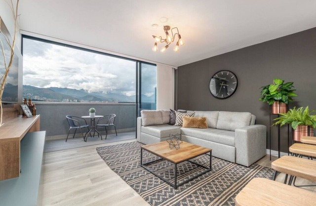 Go Living 708 · Luxury Apt w/ balcony & city view-AC by HOUSY HOST