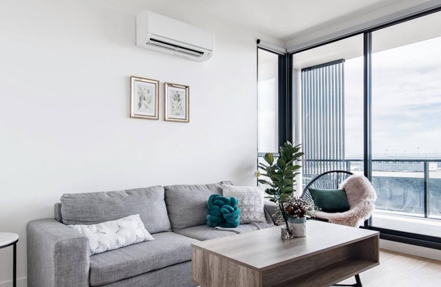 Vaya de compras a través de la calle desde un nuevo apartamento