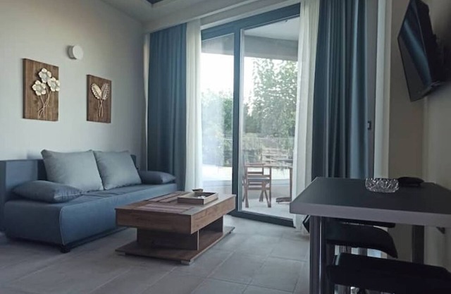 Goddess Britomartis - luxury apt w/ terrace & pool