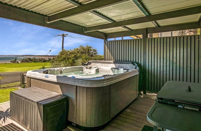 Goku's Shack - Rural and water views with a spa