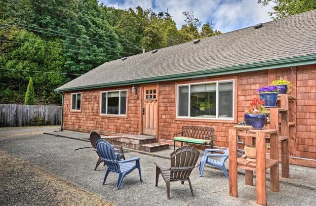 Gold Beach Apartment with Activities - 2 Mi to Ocean