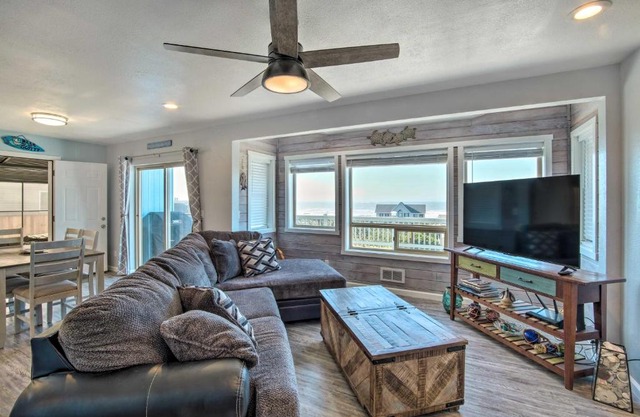 Gold Beach Home with Hot Tub, quarter Mi to Beach!