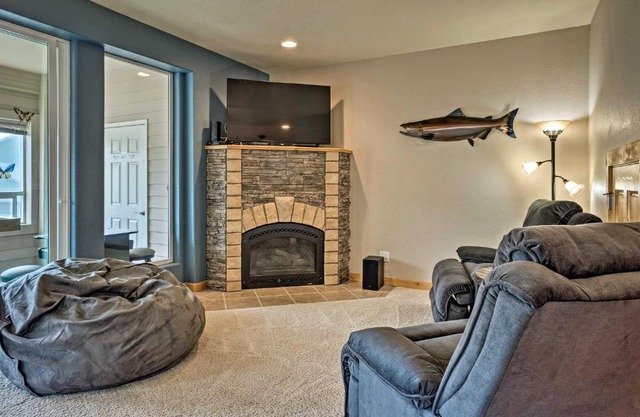 Gold Beach Townhome with Ocean Views and Sunroom!