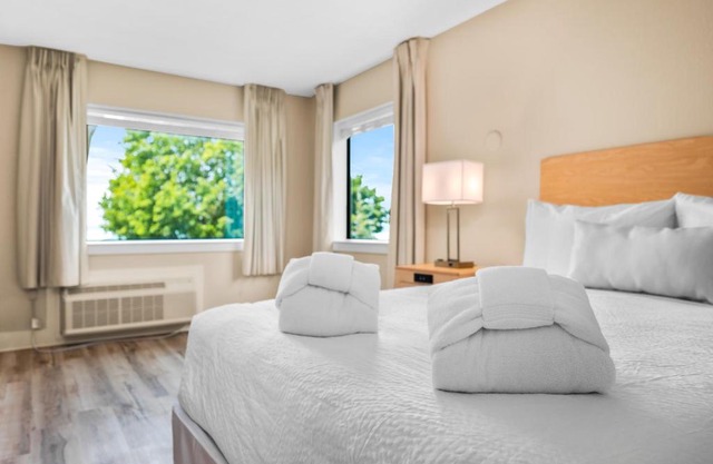 Gold Coast Inn Breathtaking Sunsets Standard Lake View Room 102