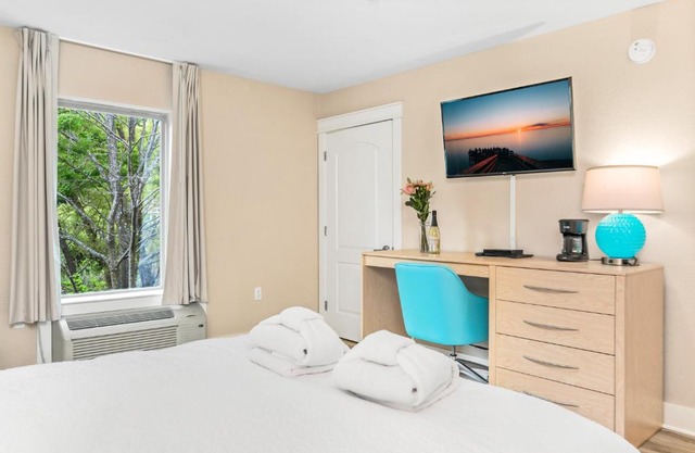 Gold Coast Inn Breathtaking Sunsets 2 Bdr Garden View Deluxe Suite 209