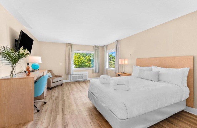 Gold Coast Inn Breathtaking Sunsets Corner Lake View Room 101