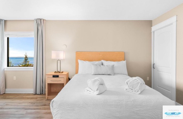 Gold Coast Inn Breathtaking Sunsets Corner Lake View Room 208