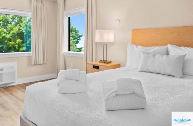 Gold Coast Inn Breathtaking Sunsets Corner Lake View Room 301