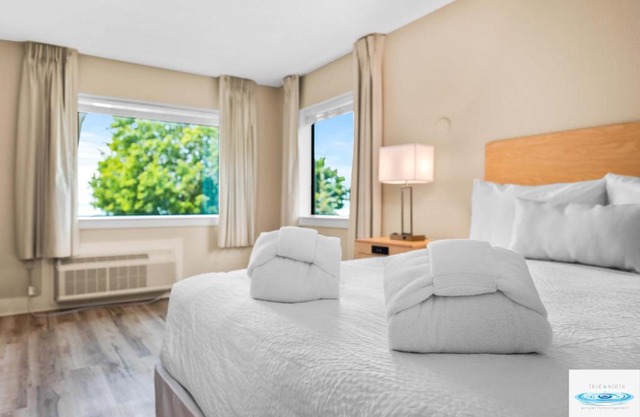 Gold Coast Inn Breathtaking Sunsets Corner Lake View Room 308