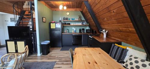 Golden A Frame- 3 bedroom with hot tub and community amenities