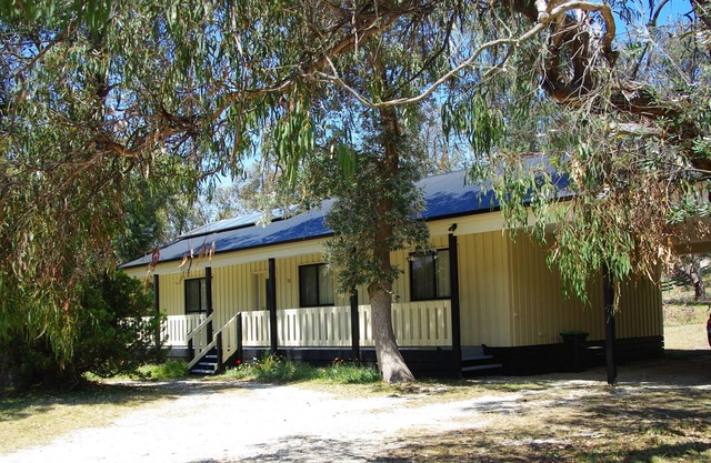 GOLDEN BEACH COTTAGE IN QUIET NEIGHBOURHOOD, TWO MINUTES FROM BEACH AND SHOPS