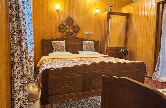 Golden Hopes Group of Houseboats