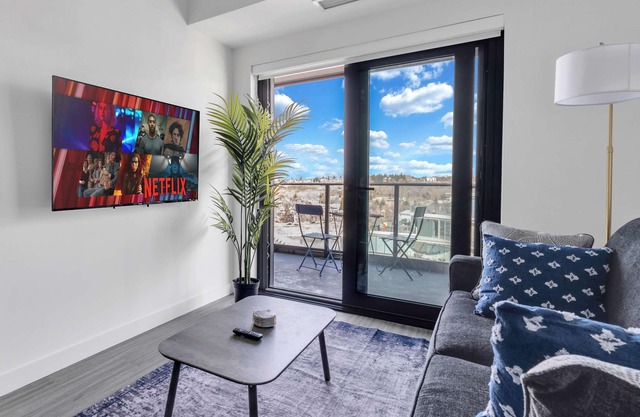 Golden Horizon | Luxe Comfort & Iconic City Views