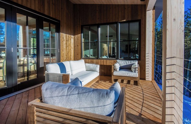 Golden Hour: 3-bedroom luxury home in the Canadian Wilderness