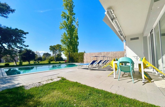 Villa con vistas a la laguna y piscina en la hora dorada