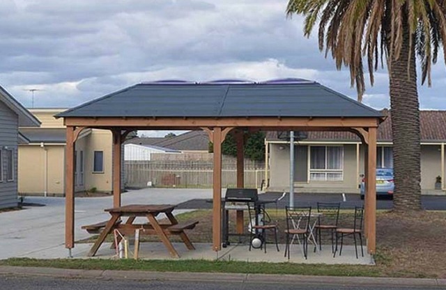 Golden Palms Motel