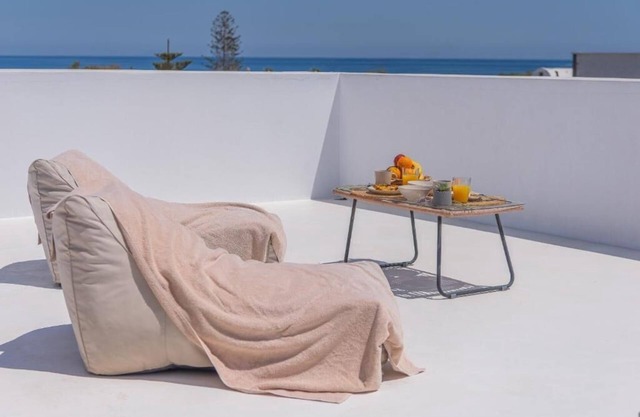 Golden Sunrise Suites - Santorini Lux Family Suite