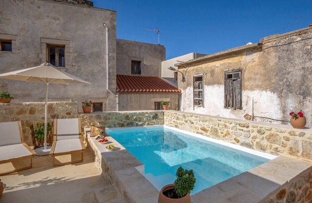 Golden Theros villa,Village Experiene in Maroulas