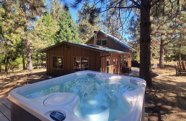 Golden Valley Unit A ~ Close to OSF ~ Hot Tub