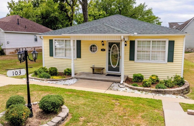 Goldfinch Guesthouse: Charming Family Home Near Lake & Downtown Claremore