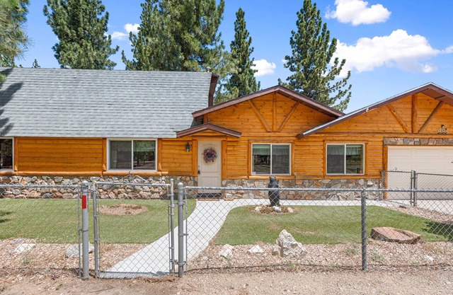 Goldies Getaway - Beautiful Modern Cabin With Hot Tub! Game Room With Foosball And Ping Pong Table! 3 Bedroom Home