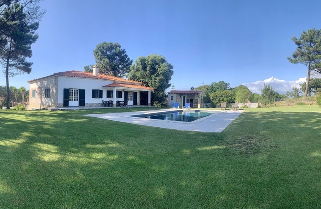 Villa con piscina y jardín al lado de golf y playa.