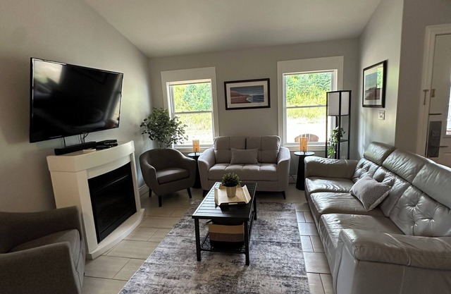 Golf, Beach & Great Local Eats! This condo unit is minutes is away from it all.