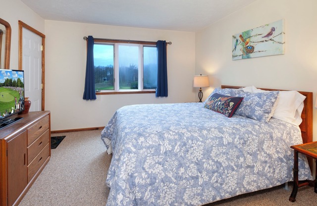 Golf Condo 2 miles from Good Harbor beach