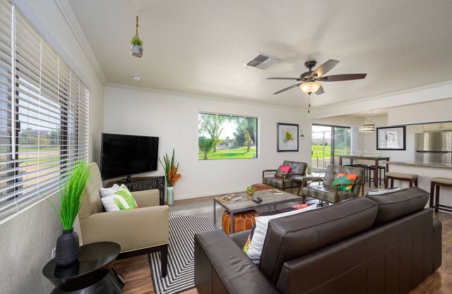Golf course, modern 3 bdr home, King bed, longer stays welcome