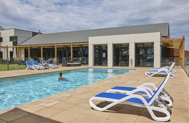 Retiro del campo de golf con piscina en Barwon Heads