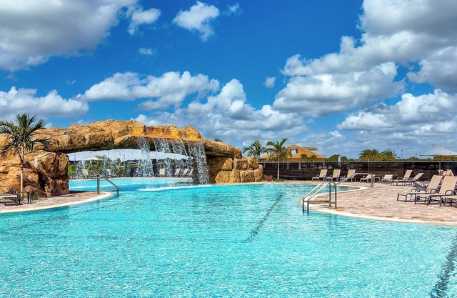 Campo de golf de Arnold Palmer, tenis, piscinas climatizadas, cerrada, bochas, casa club, WiFi, elevador
