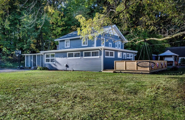 Golf, Fish, Boat, Relax, Repeat! 4-bed, 2-bath house steps away from the lake.