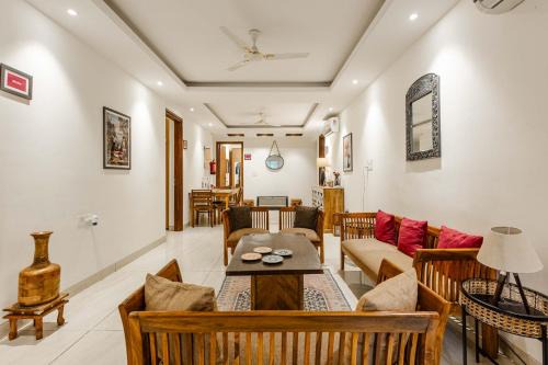 Golf Greens - 4 Bedroom Ground Floor Apartment with Private Garden, South Delhi