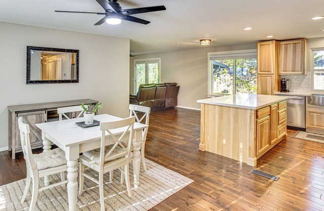 Golf, Hike, Dine & Relax: Home in Port Orchard