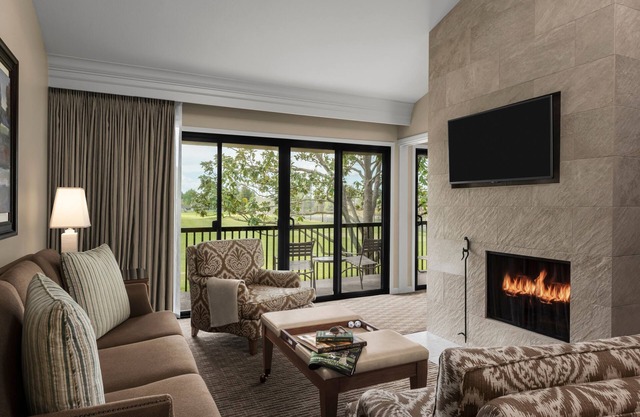Golf in Napa Valley Wine Region! 2 Convenient Suites with FREE Parking, Pool!