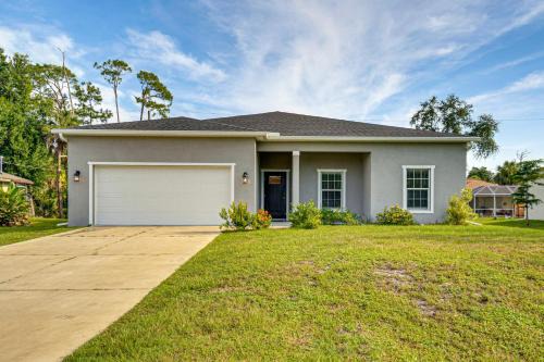 Golf, Shop and Beach-Hop Port Charlotte Gem with Yard