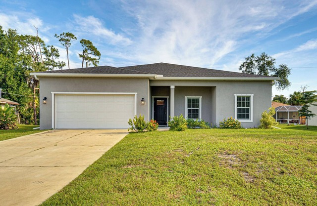 Golf, Shop & Beach-Hop: Port Charlotte Gem w/Yard