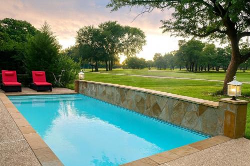 Golfers' Paradise 3BR Single House with Private Pool & Golf Course View- Man Gated, Marina in Lake Conroe, Tennis courts & Gym Access
