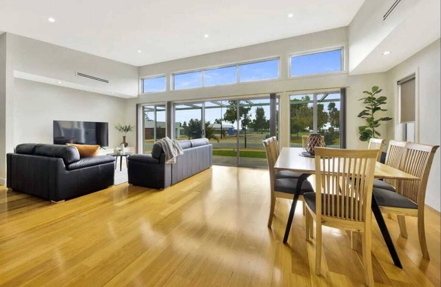Golfers Retreat on Melrose - 8 single beds or 4 kings