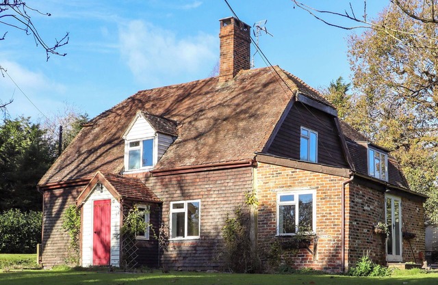GOLFORD COTTAGE, pet friendly, with open fire in Cranbrook, Kent