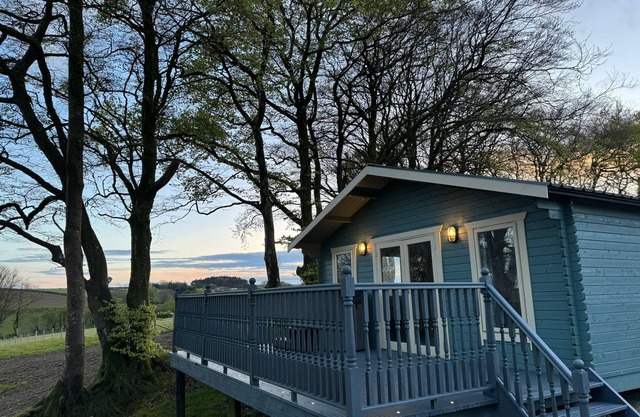 Golygfa- 1 Bedroom Lodge with lake views and Hot tub, West Wales